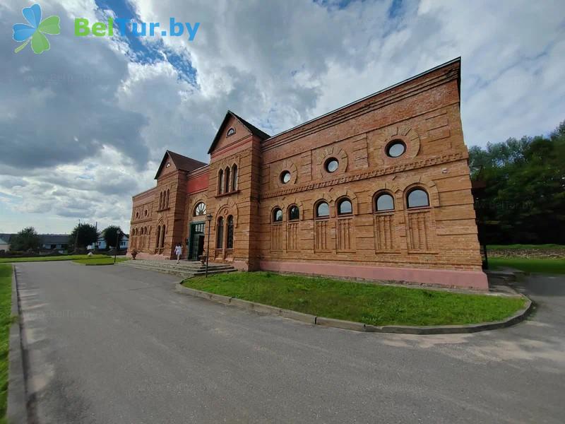 Rest in Belarus - restaurant and hotel complex U Puslovskix - Parking lot