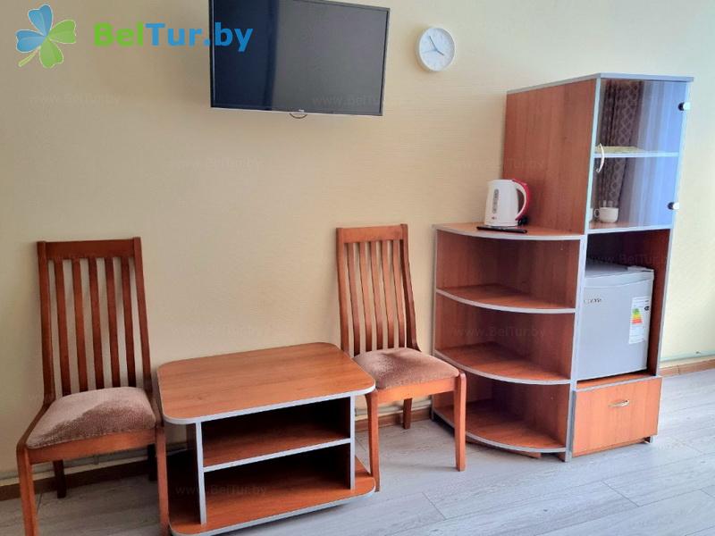     -    - 2- 2-  / Family Room (  3) 