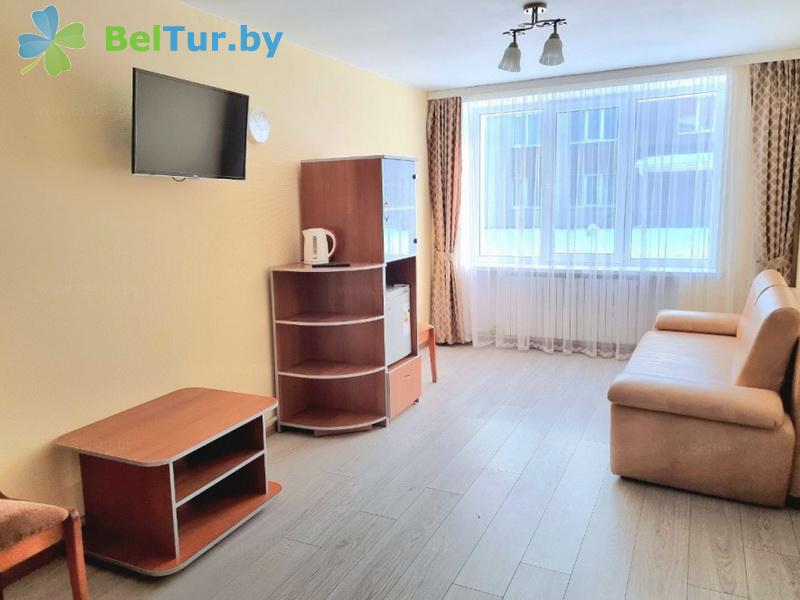     -    - 2- 2-  / Family Room (  3) 